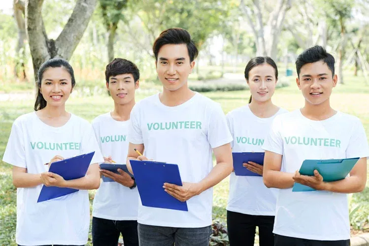 volunteer high school students