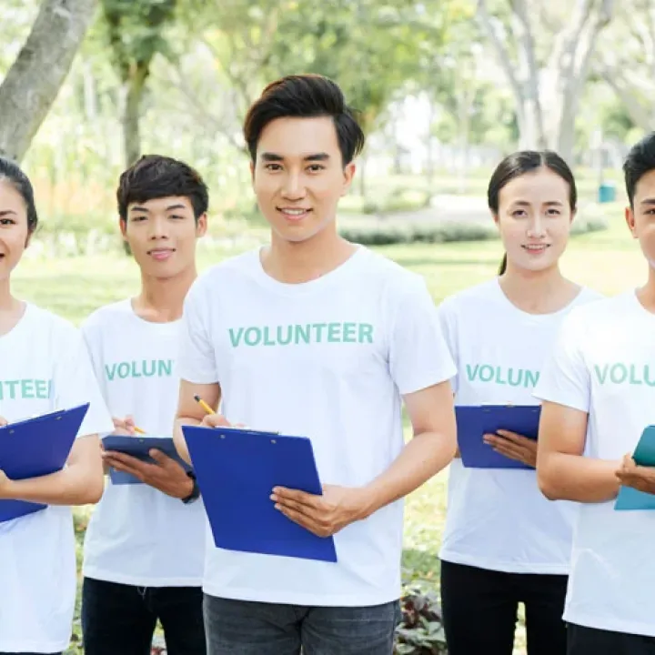 volunteer high school students