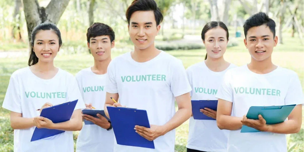 volunteer high school students